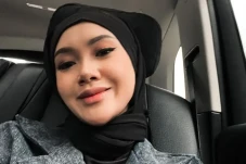Curhat di Media Sosial,...