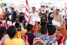 Tinjau Bansos di Maluku,...