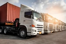 4 Perbedaan Truk Trailer...