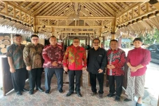 Hasto Imbau Kepala Daerah...