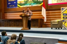 Beri Kuliah Umum di...