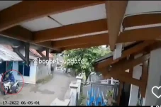 Viral Bocah Asyik Main...
