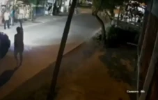 Aksi Koboi Pria Telanjang...