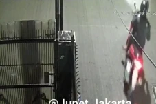 Lagi Sholat Tahajud,...