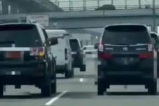 Pengemudi Mobil Dinas...