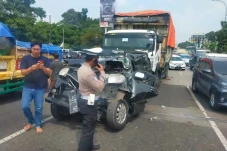 Diduga Gagal Rem, Truk...