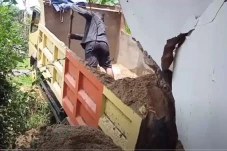 Tak Kuat Menanjak, Truk...