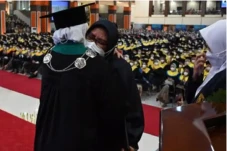 Mengharukan, Ibu Ini...