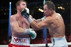 Fans Cibir Canelo Kalahkan...