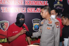 Penuh Nafsu Pamer Kemaluan...