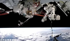 2 Astronot China Lakukan...