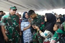 Mengharukan, Dua Prajurit...