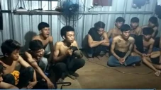 Belasan Pemuda Bersenjata...