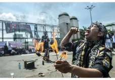 Mengenal Tradisi Debus,...