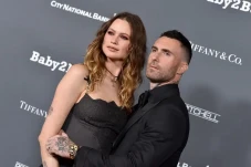 Adam Levine Tegaskan...