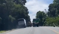 Viral Balapan Bus di...