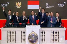 Didampingi Keponakan,...