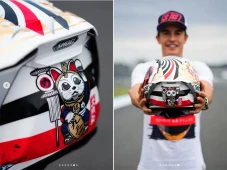 Pakai Helm Spesial di...