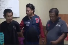 Curi Besi Proyek Pembangunan...