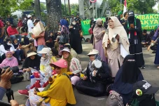 Sambil Bawa Panci, Emak-emak...
