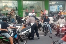Bak Adegan Film, Polisi...