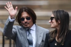 Johnny Depp Pacari Pengacaranya...