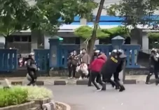 Unjuk Rasa di DPRD Jabar...