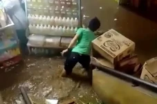 Hujan Deras, Lapak Pedagang...