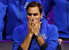 Sambil Menangis, Federer...