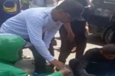 Heroik! Turun Dari Mobil,...