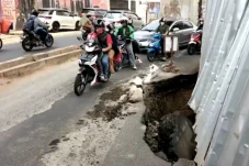Pemotor Terperosok ke...
