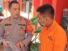 Sok Gaya Koboi, Pria...