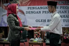 Bupati Winarti Serahkan...