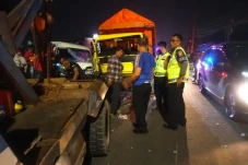 Mobil Ekspedisi Tabrak...
