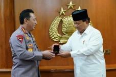 Kapolri Sematkan Pin...