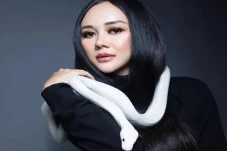 8 Artis Menikah dengan...