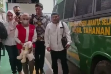 Kuasa Hukum Beri Boneka...
