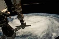 Foto Satelit Rekam Badai...