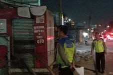 Truk Terguling Hantam...