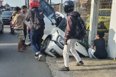 Kemudikan Mobil hingga...