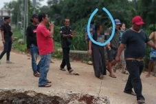 Wanita ODGJ Seret Pejalan...
