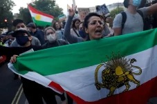 Selebriti Iran Diperingatkan...