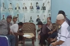 Belasan Orang Tua Datangi...