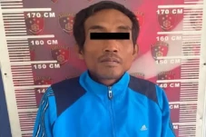 Masuk Lewat Jendela,...
