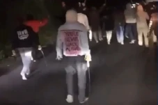 Puluhan Pemuda Acungkan...