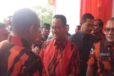 Hadiri Peresmian Kantor...