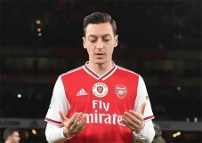 Mesut Ozil Panjatkan...