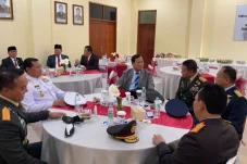 Momen Prabowo Duduk...