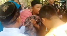 Tangis Ibu Hendrik Pecah...