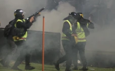 Polisi Tembakkan Gas...